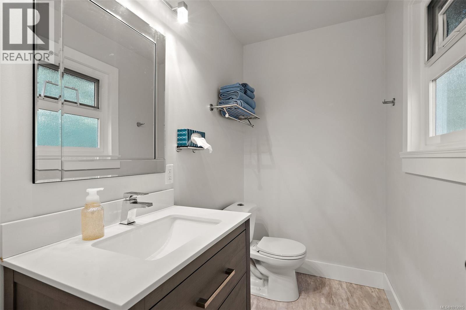 7254 Enid Pl, Central Saanich