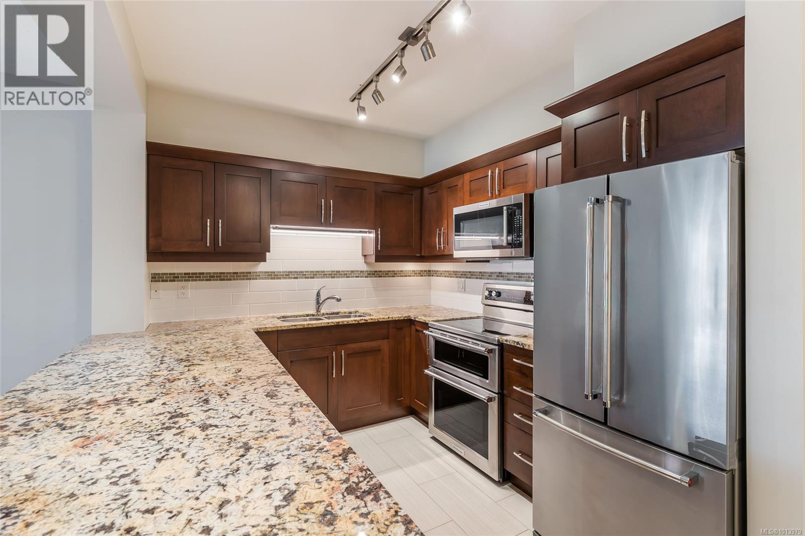 111 5670 Edgewater Lane, Nanaimo