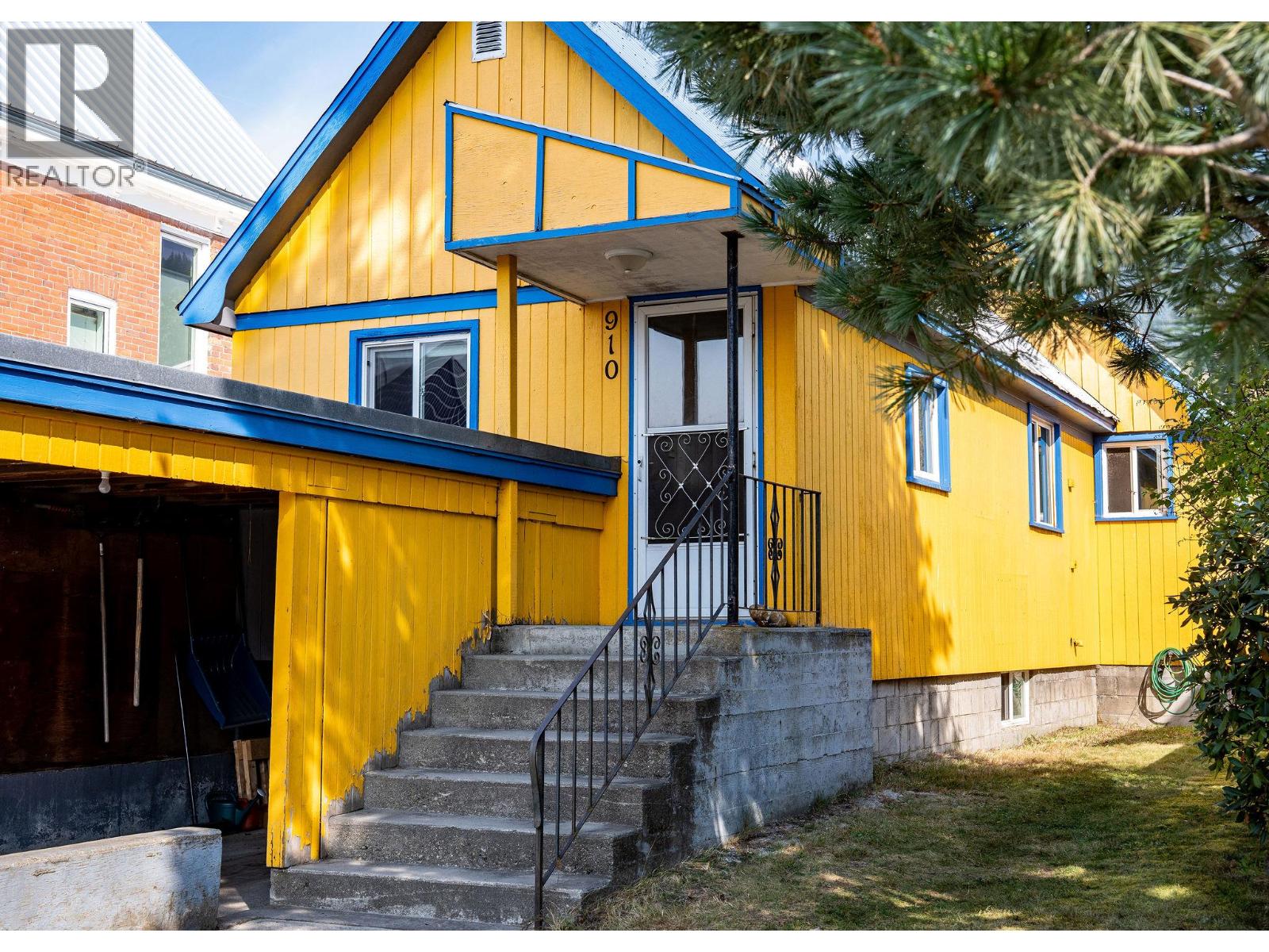 910 Second Street W, Revelstoke