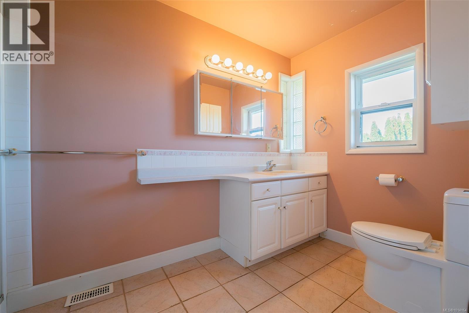 441 Memorial Ave, Qualicum Beach