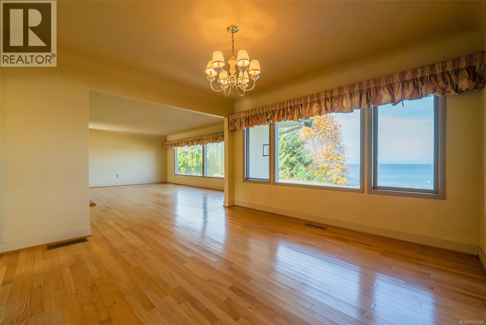 441 Memorial Ave, Qualicum Beach