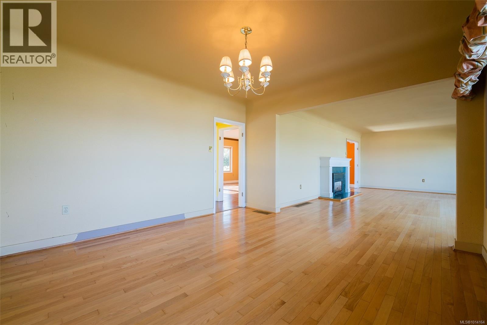 441 Memorial Ave, Qualicum Beach