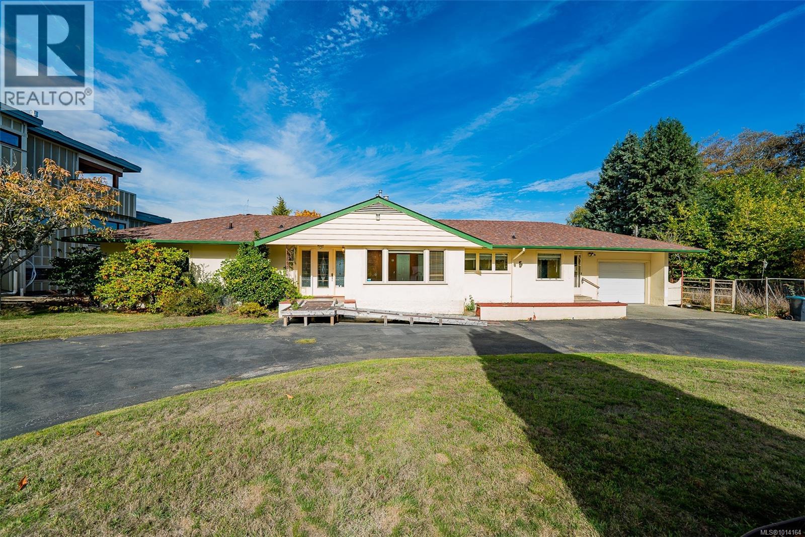 441 Memorial Ave, Qualicum Beach