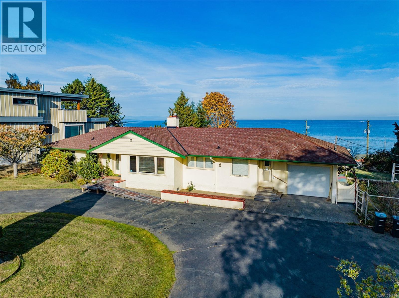 441 Memorial Ave, Qualicum Beach