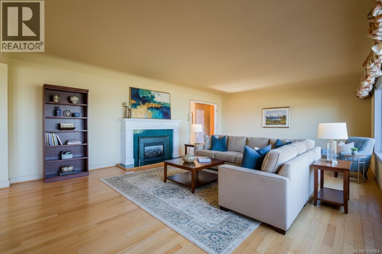 441 Memorial Ave, Qualicum Beach
