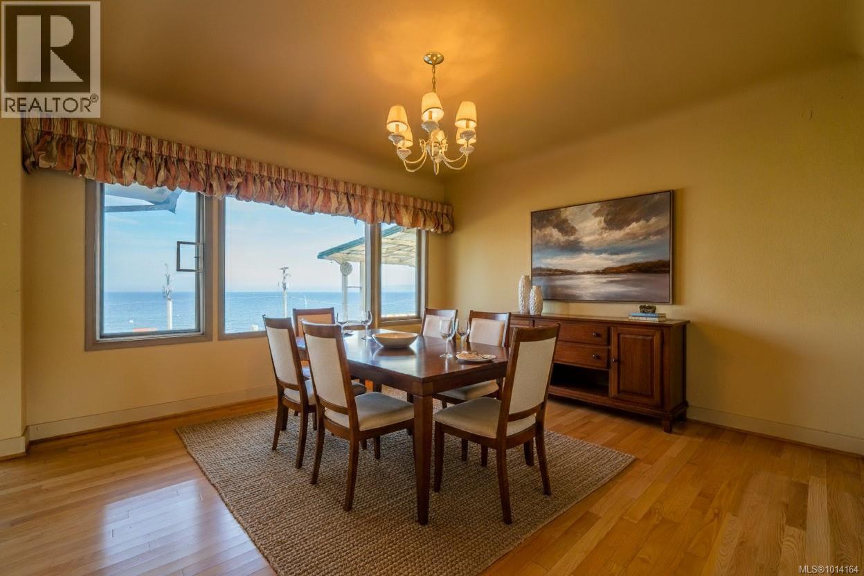 441 Memorial Ave, Qualicum Beach