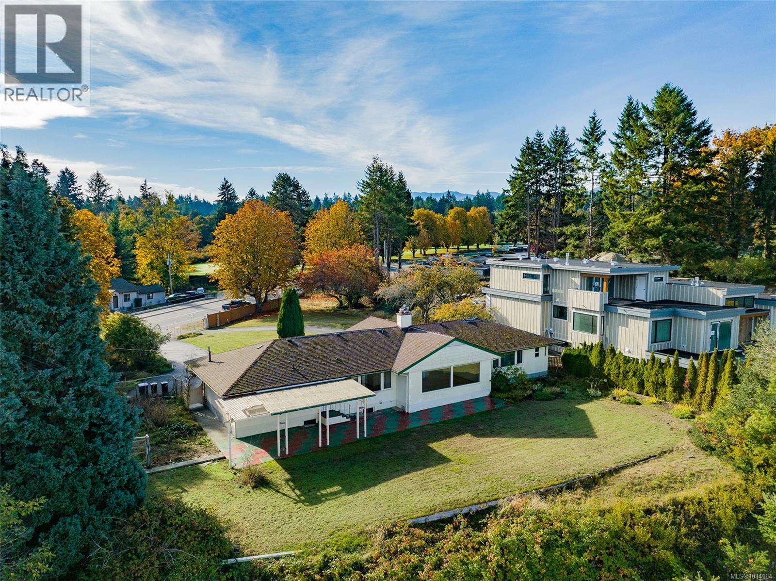 441 Memorial Ave, Qualicum Beach