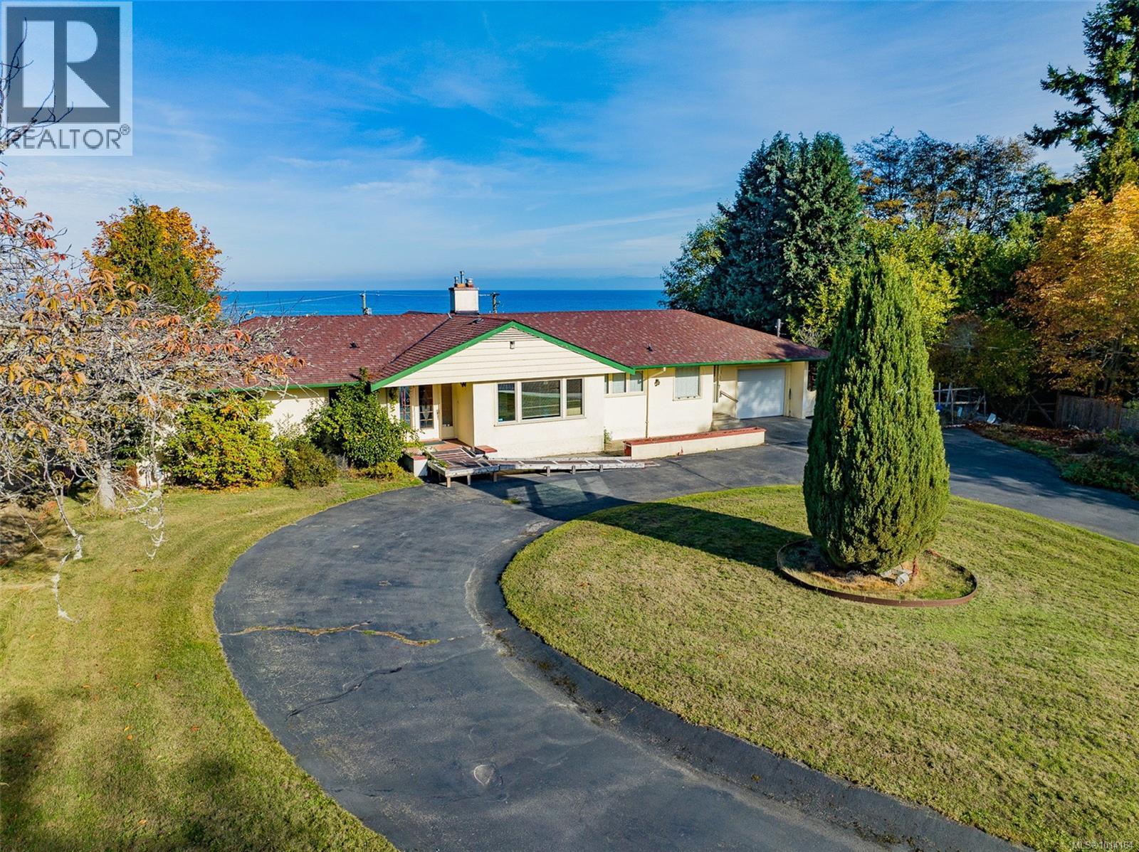 441 Memorial Ave, Qualicum Beach