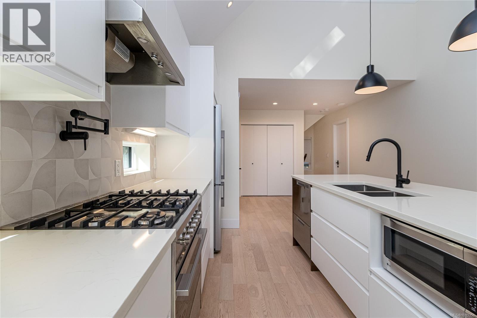 6301 Quail Peak Pl, Sooke