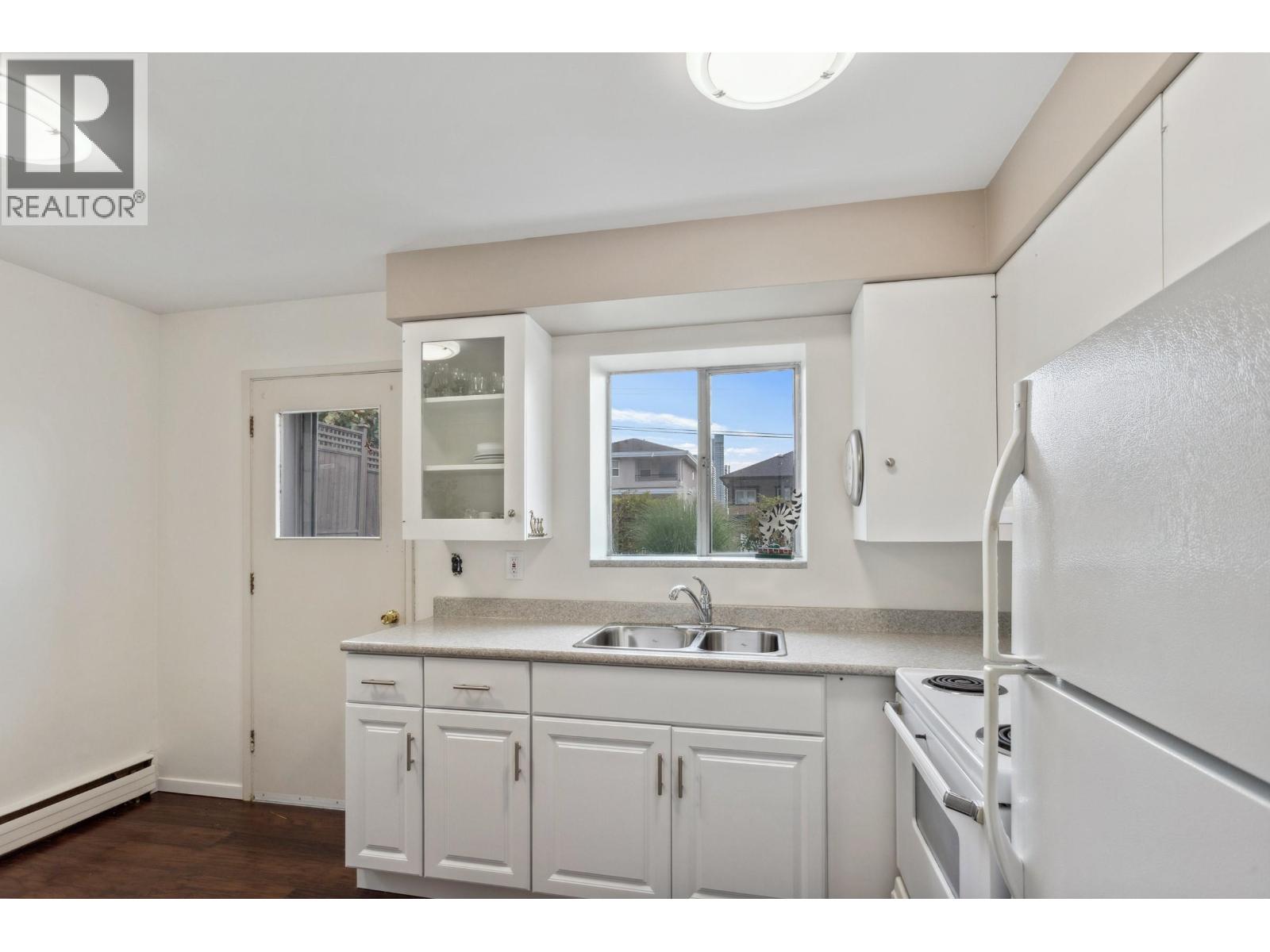 4044 PARKER STREET, Burnaby