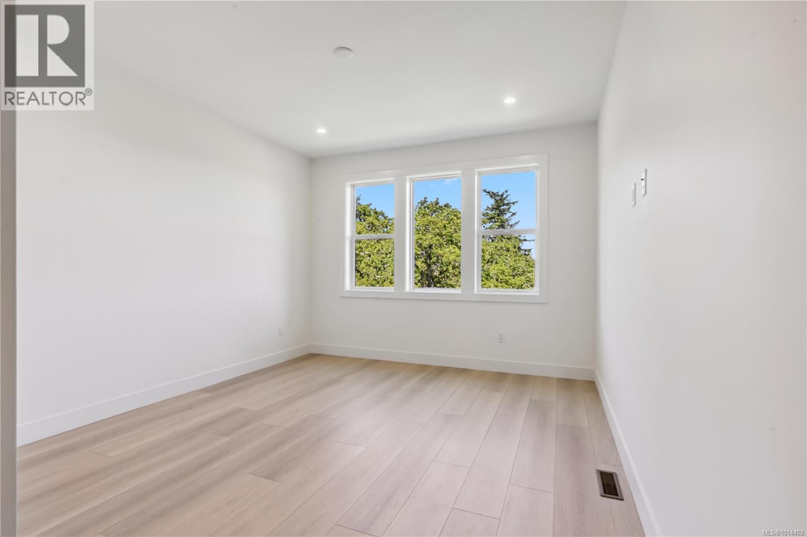 950 Tulip Ave, Saanich
