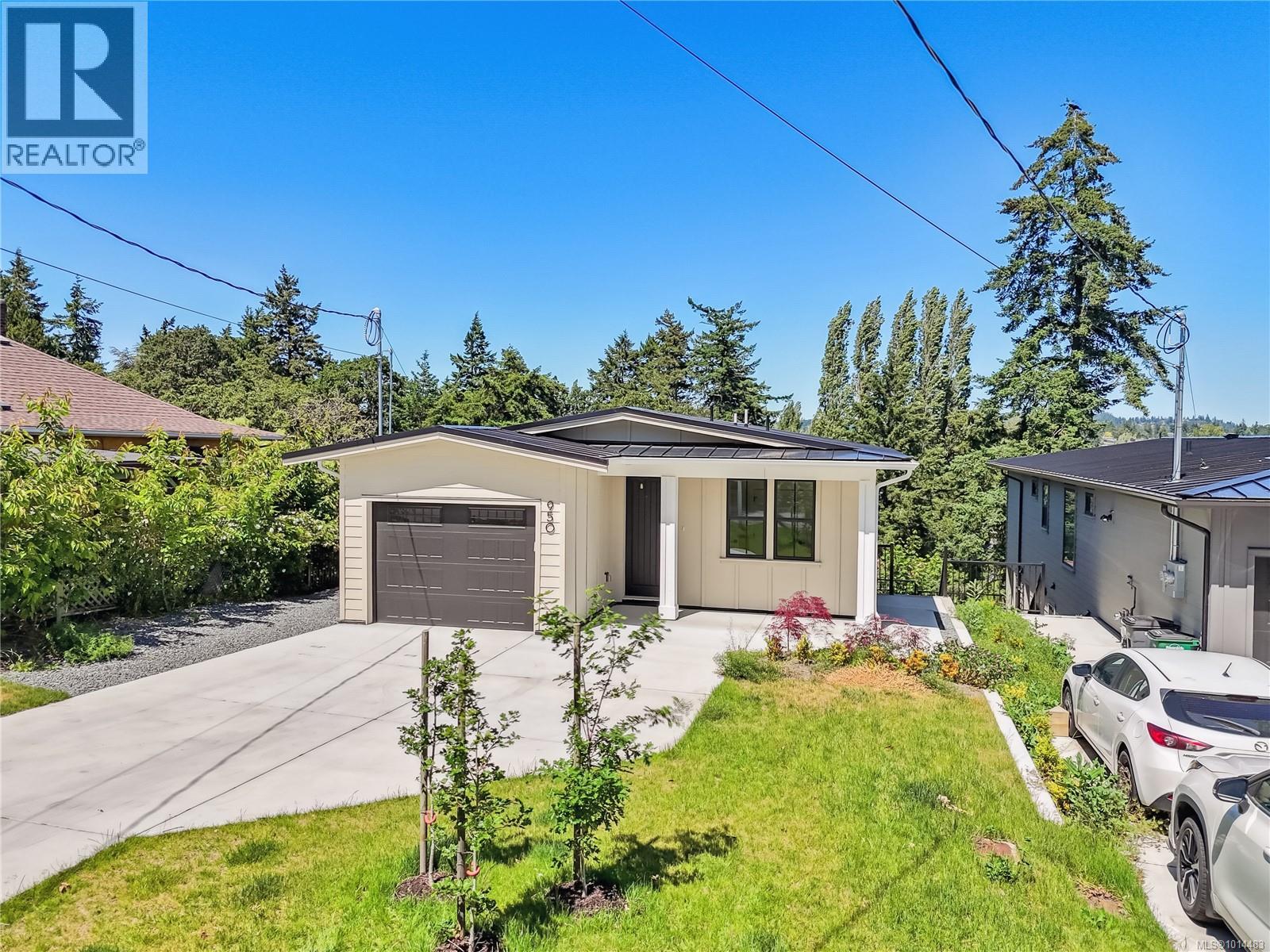 950 Tulip Ave, Saanich