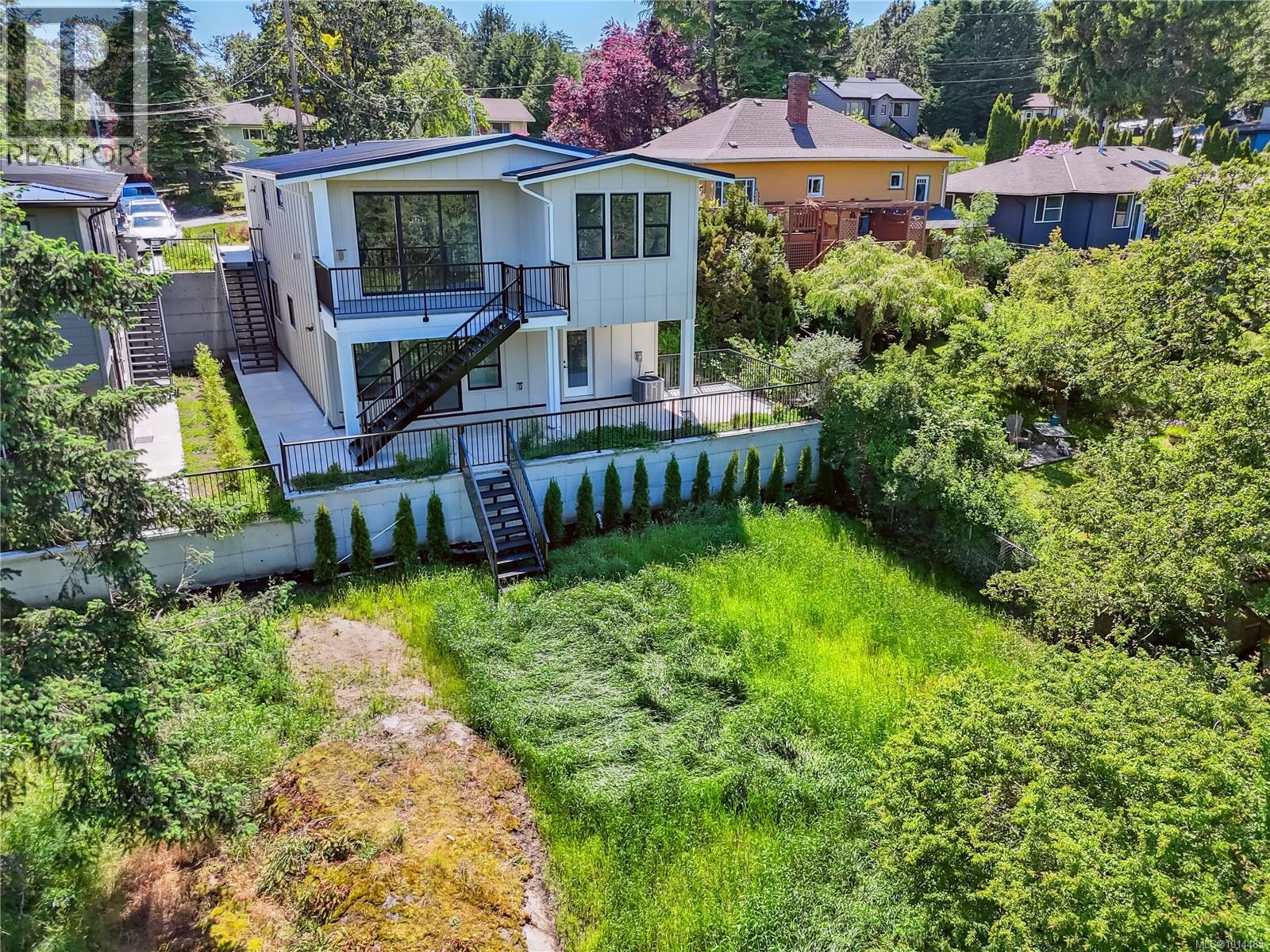 950 Tulip Ave, Saanich