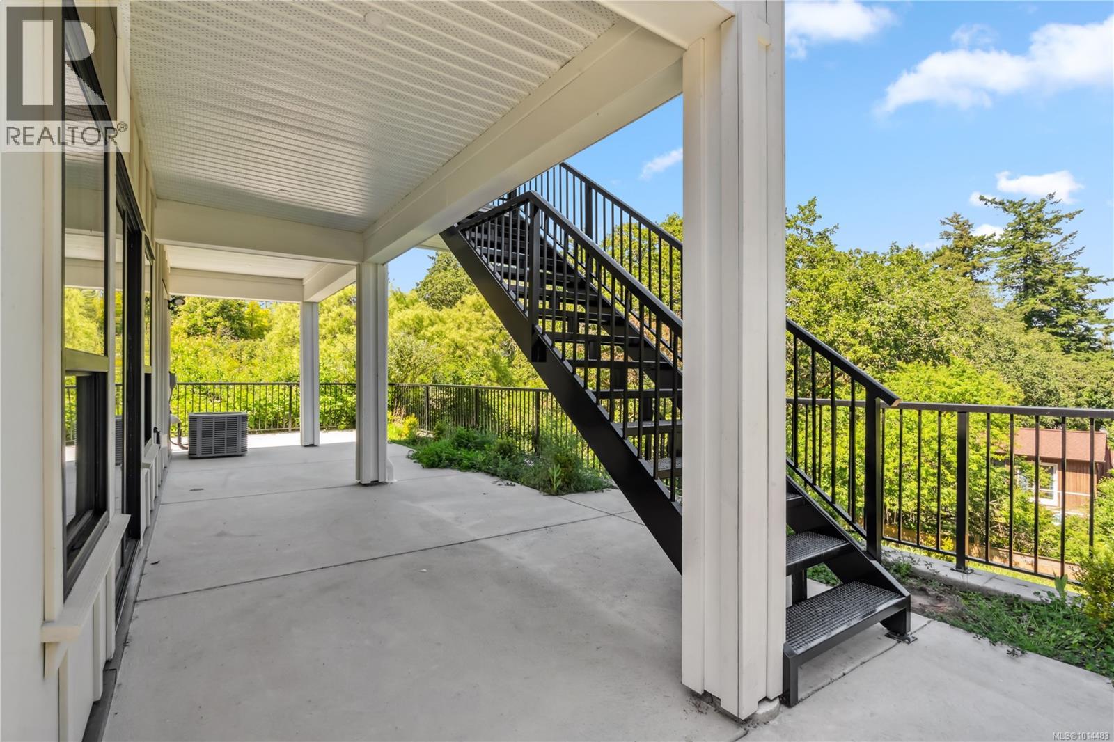 950 Tulip Ave, Saanich