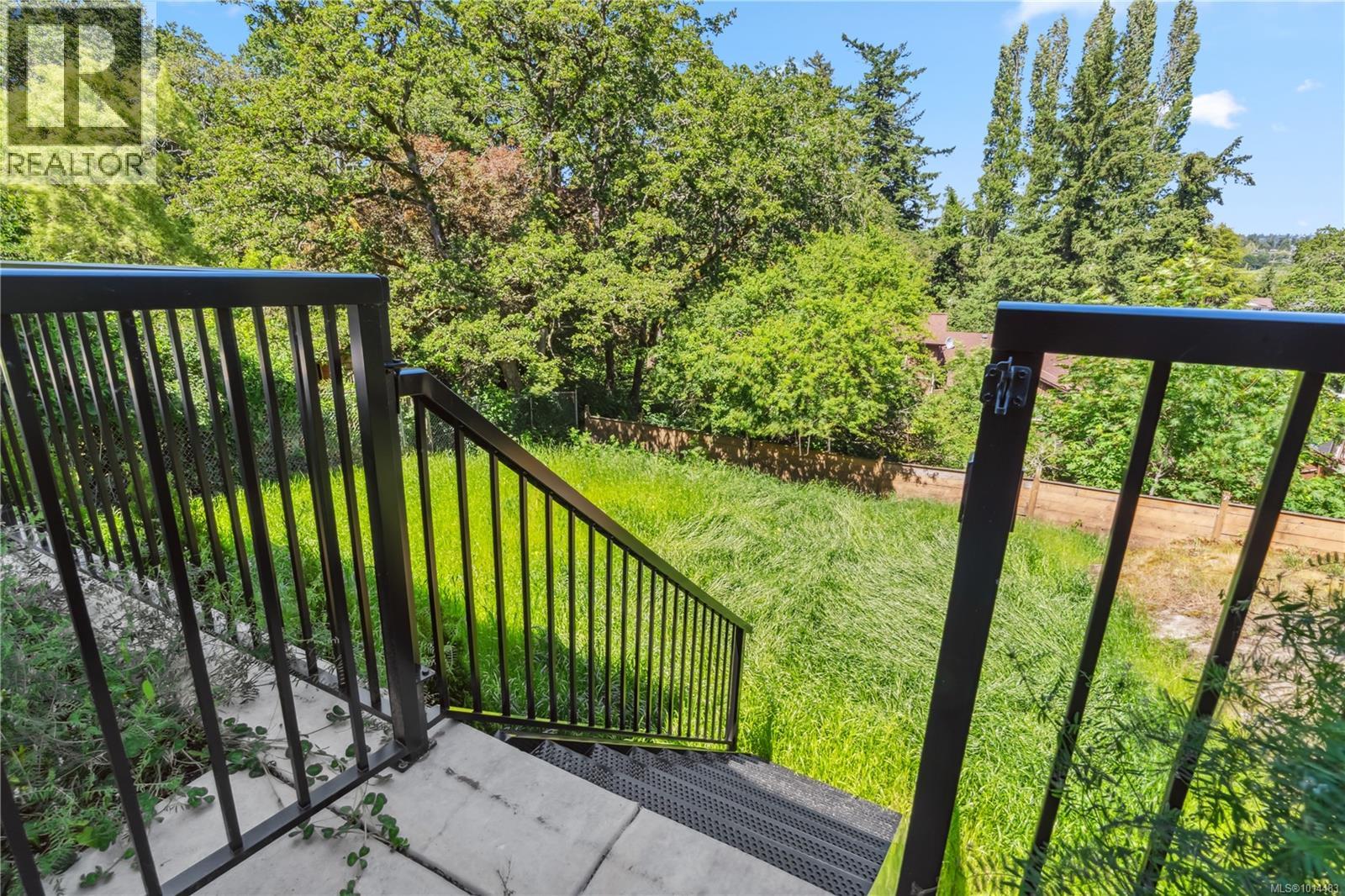950 Tulip Ave, Saanich