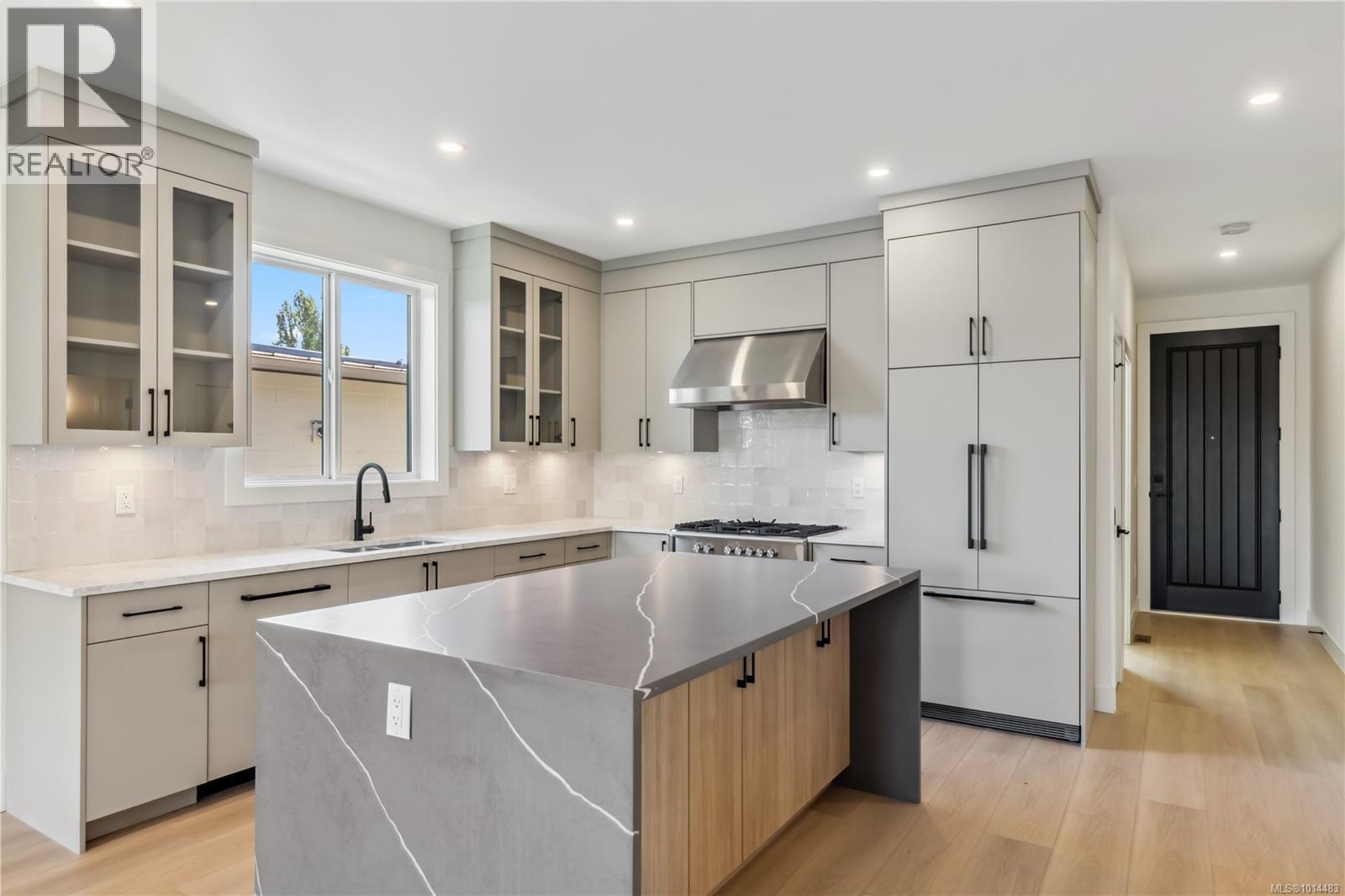 950 Tulip Ave, Saanich