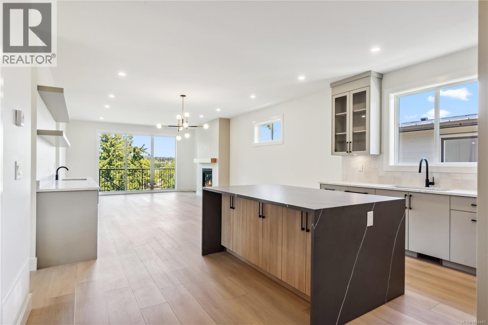 950 Tulip Ave, Saanich