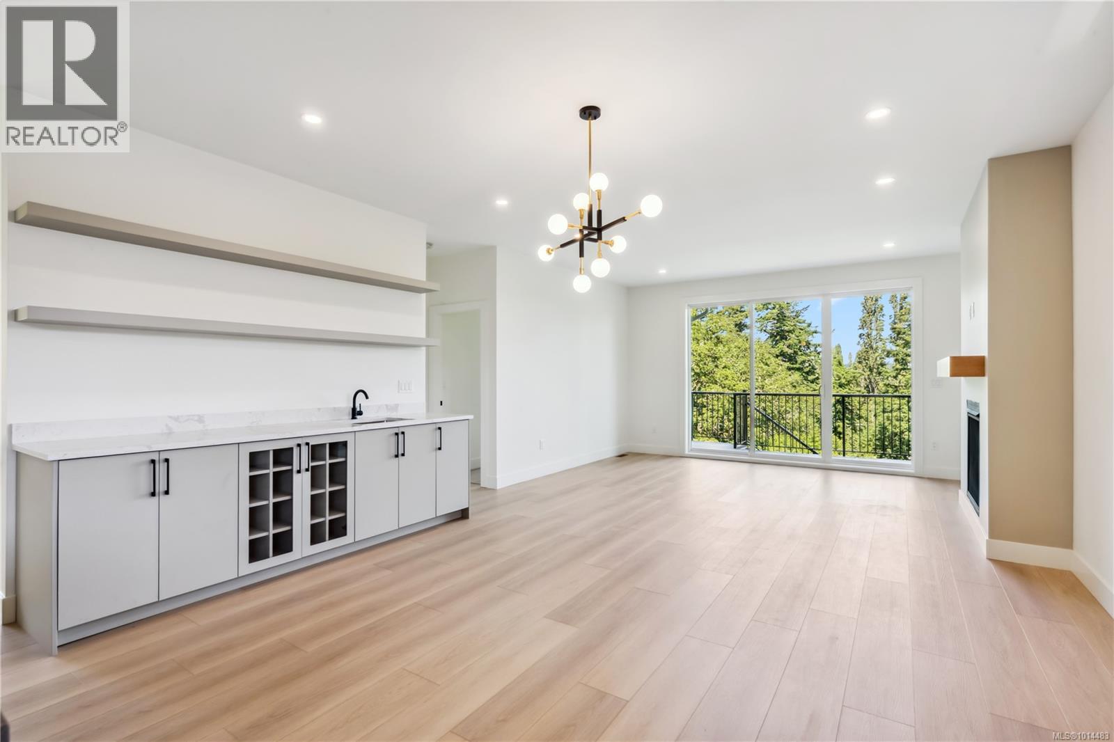 950 Tulip Ave, Saanich