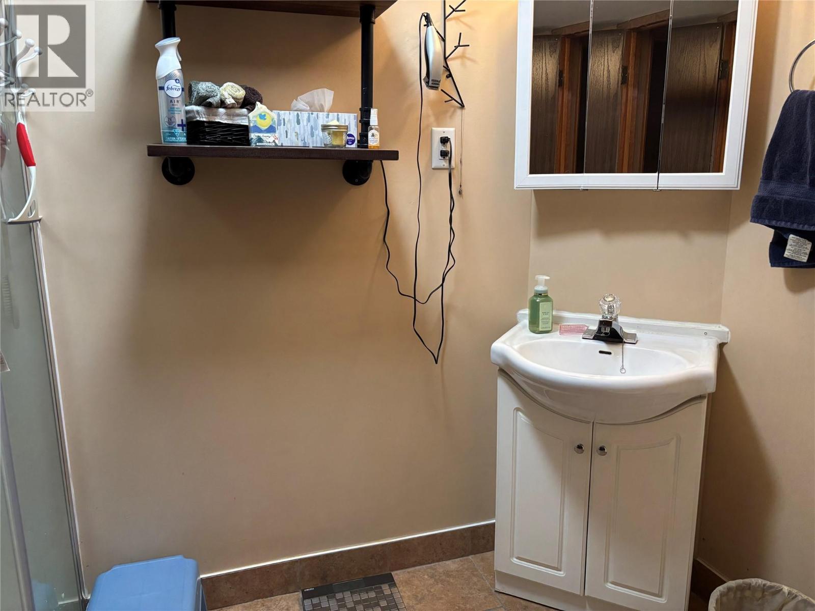1047 REGAN Crescent, Trail