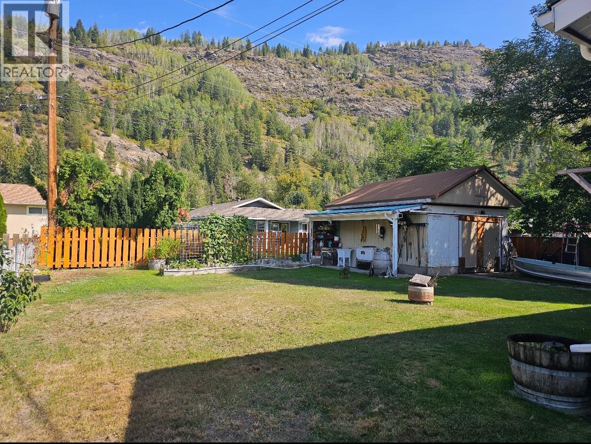 1047 REGAN Crescent, Trail
