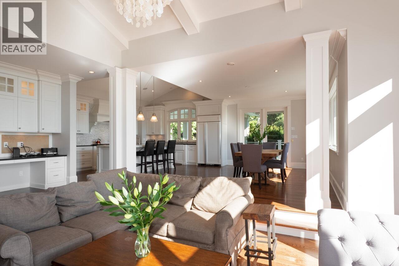 4659 WOODGREEN DRIVE, West Vancouver