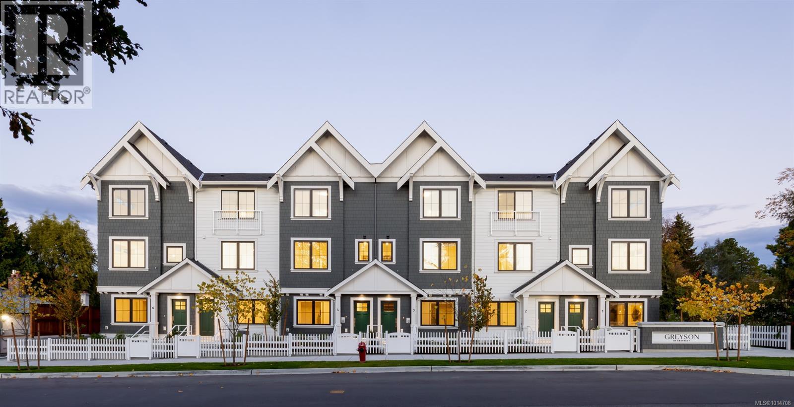 TH10 3450 Whittier Ave, Saanich