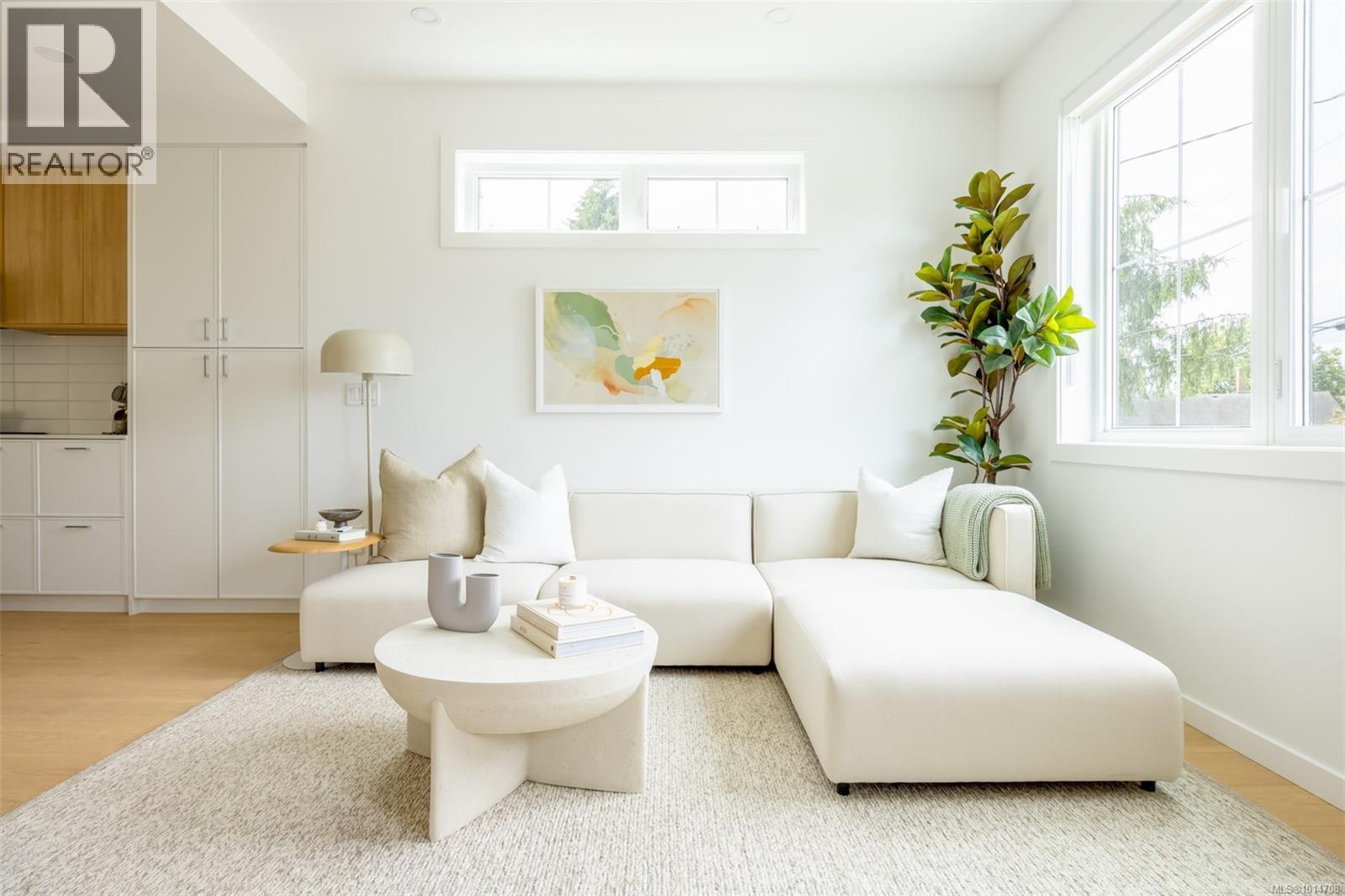 TH10 3450 Whittier Ave, Saanich