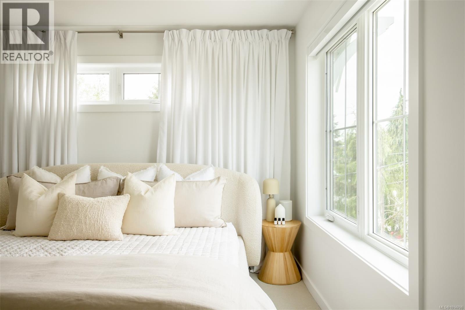 TH10 3450 Whittier Ave, Saanich