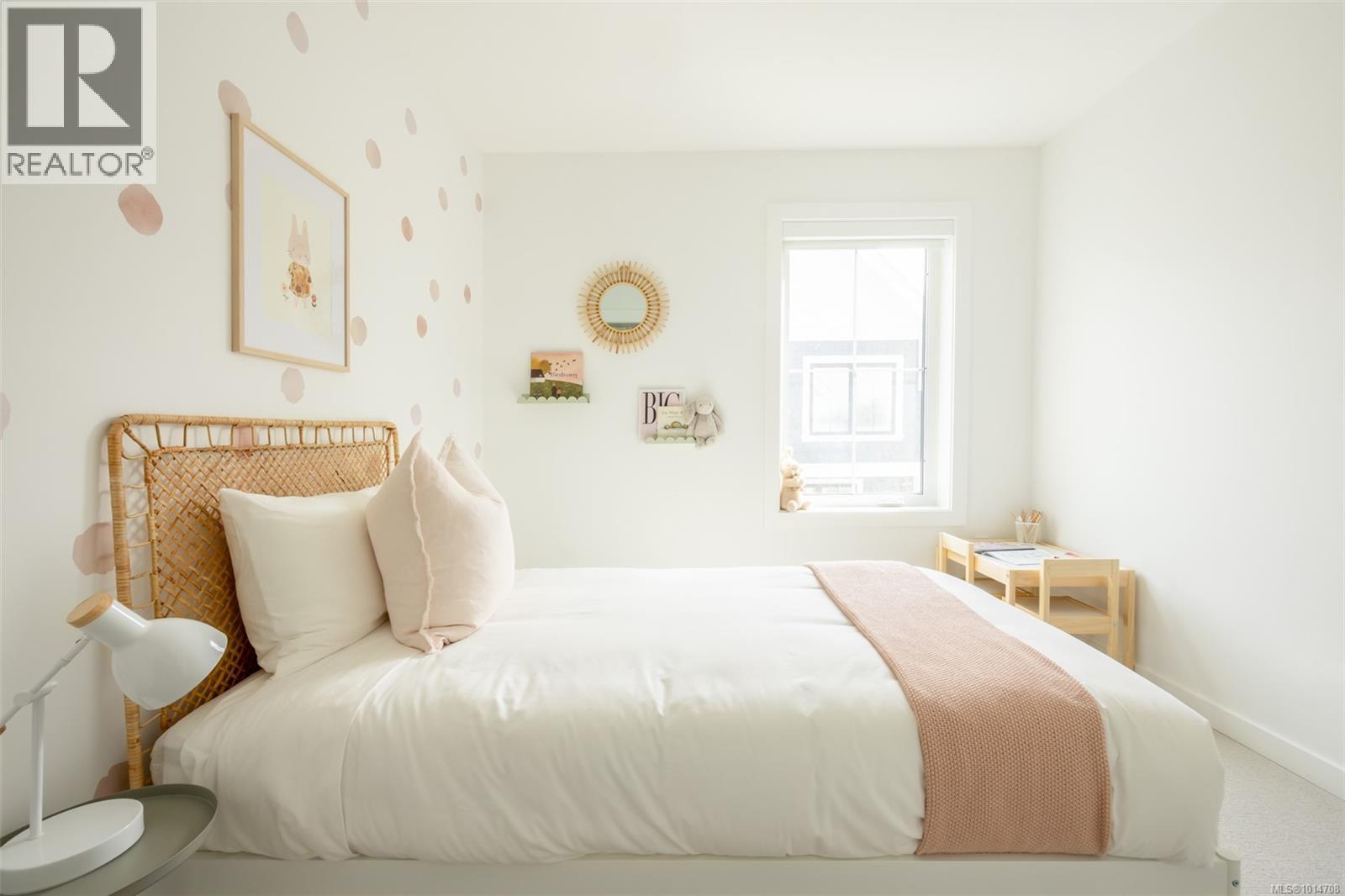 TH10 3450 Whittier Ave, Saanich