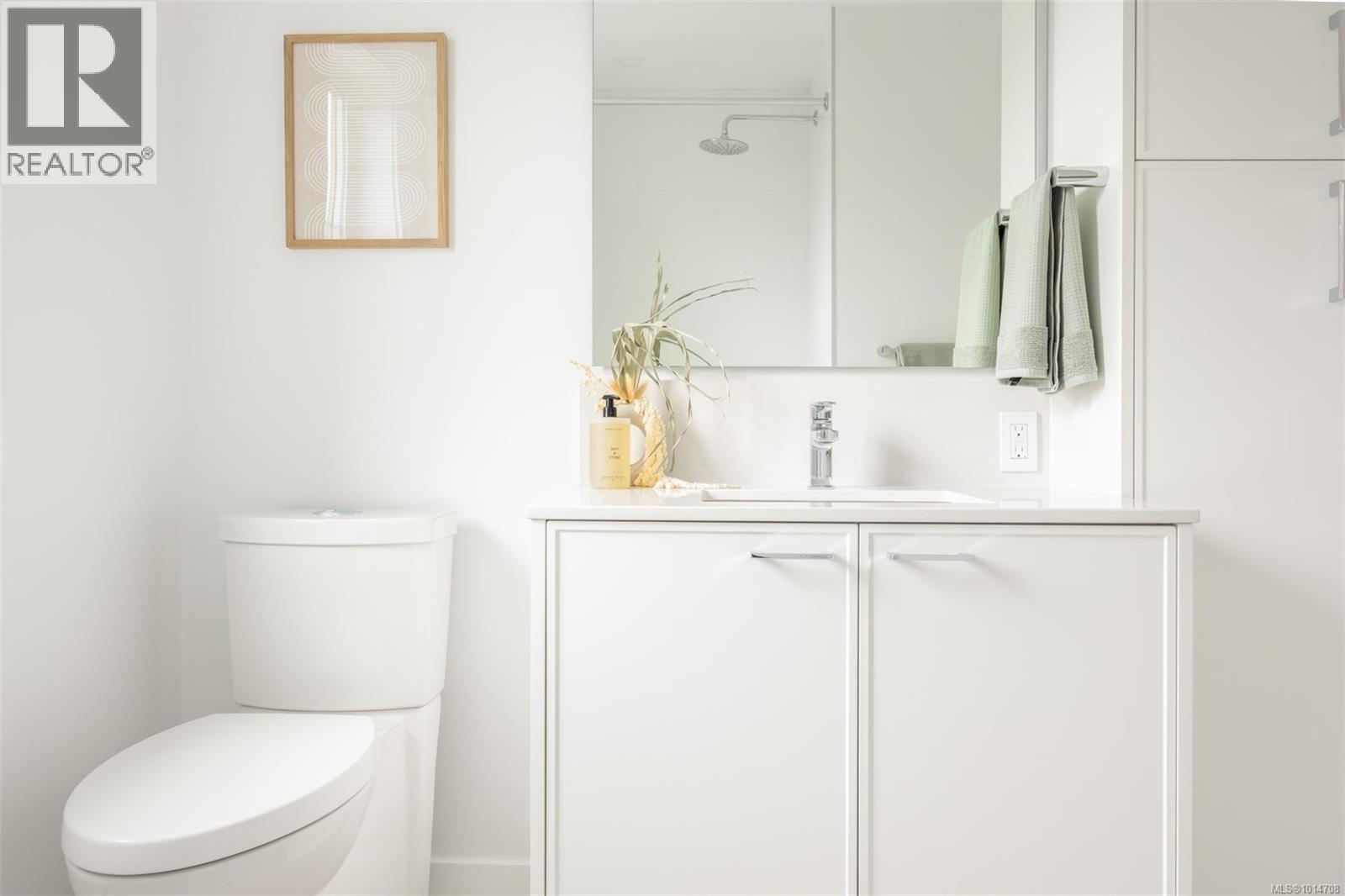 TH10 3450 Whittier Ave, Saanich