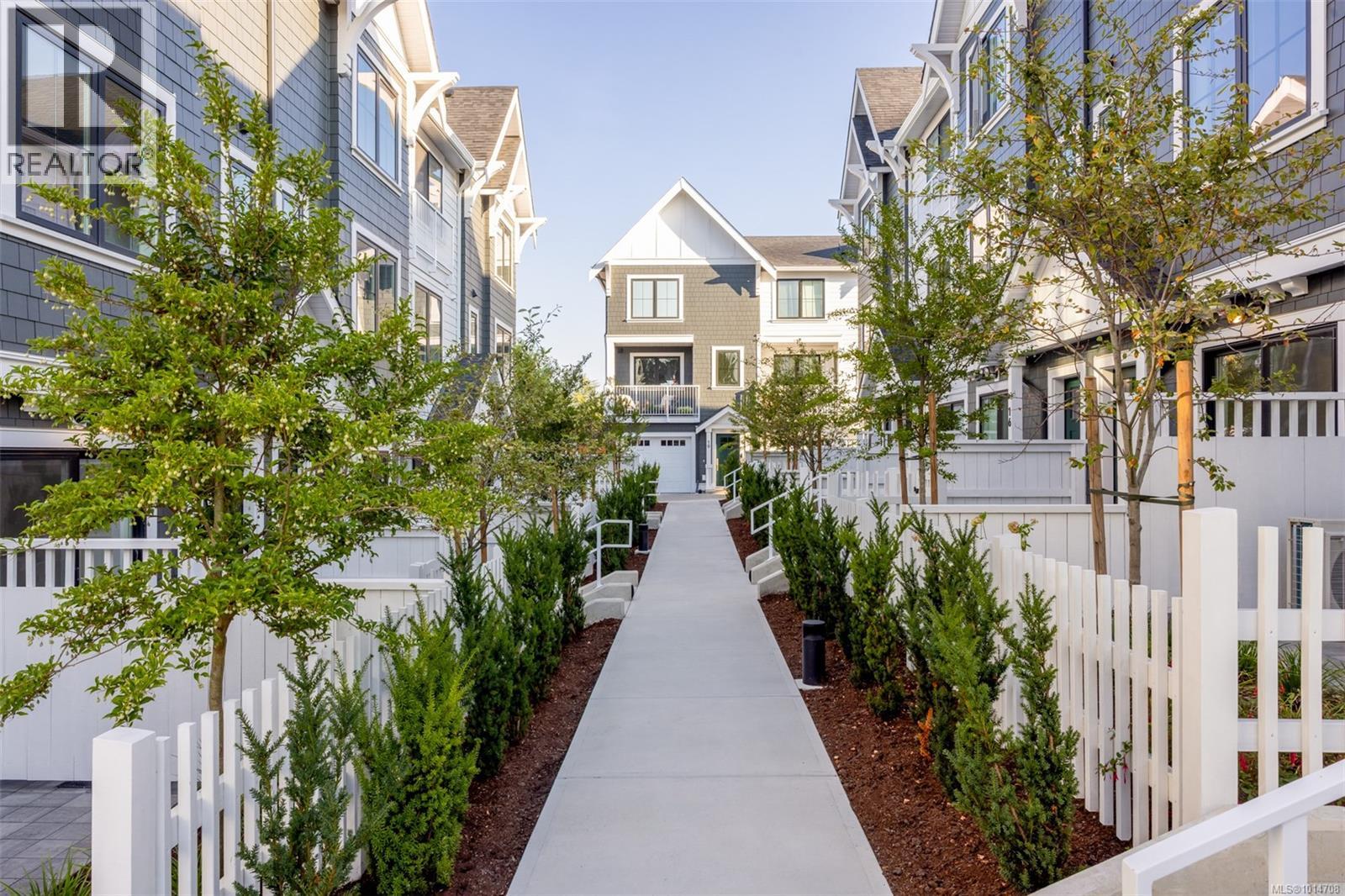 TH10 3450 Whittier Ave, Saanich