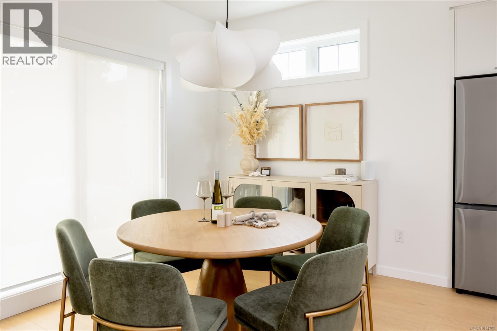 TH10 3450 Whittier Ave, Saanich