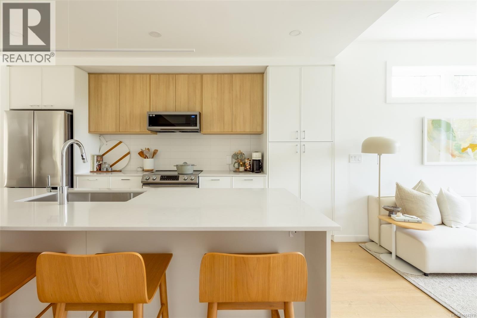 TH21 3450 Whittier Ave, Saanich
