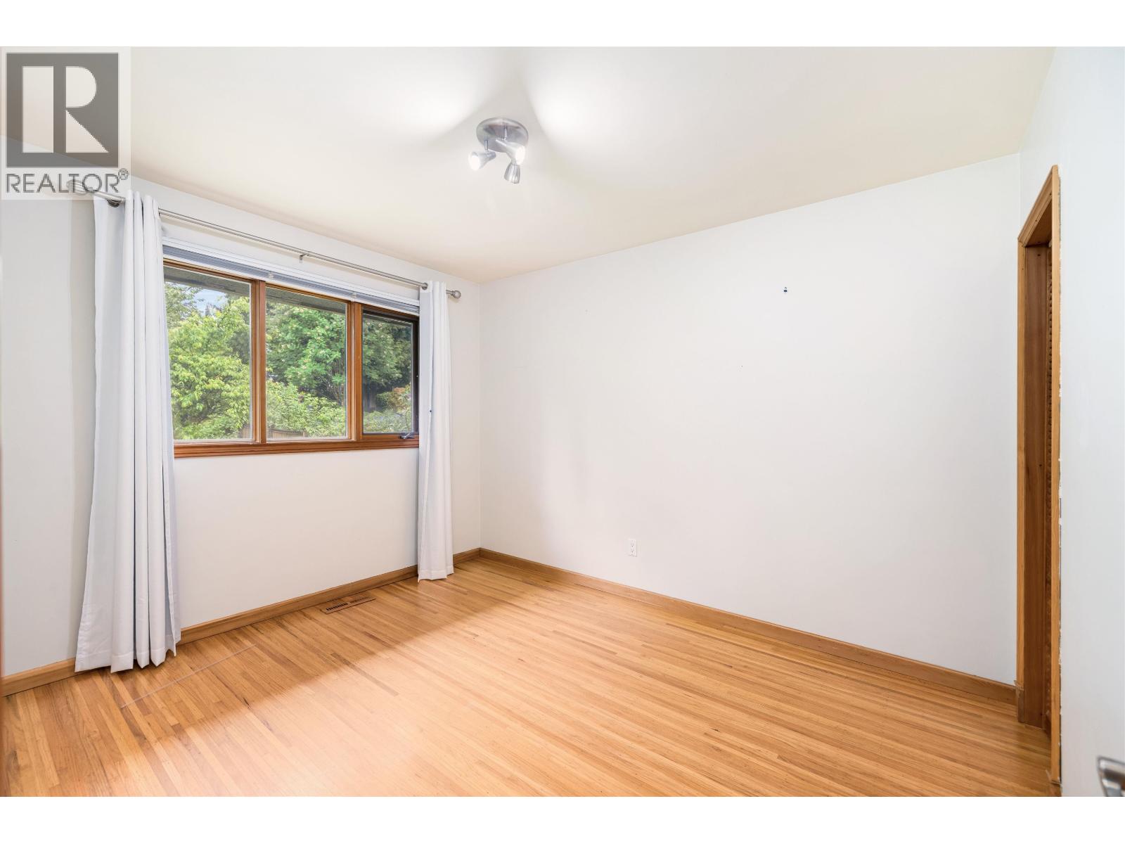 1561 MERLYNN CRESCENT, North Vancouver