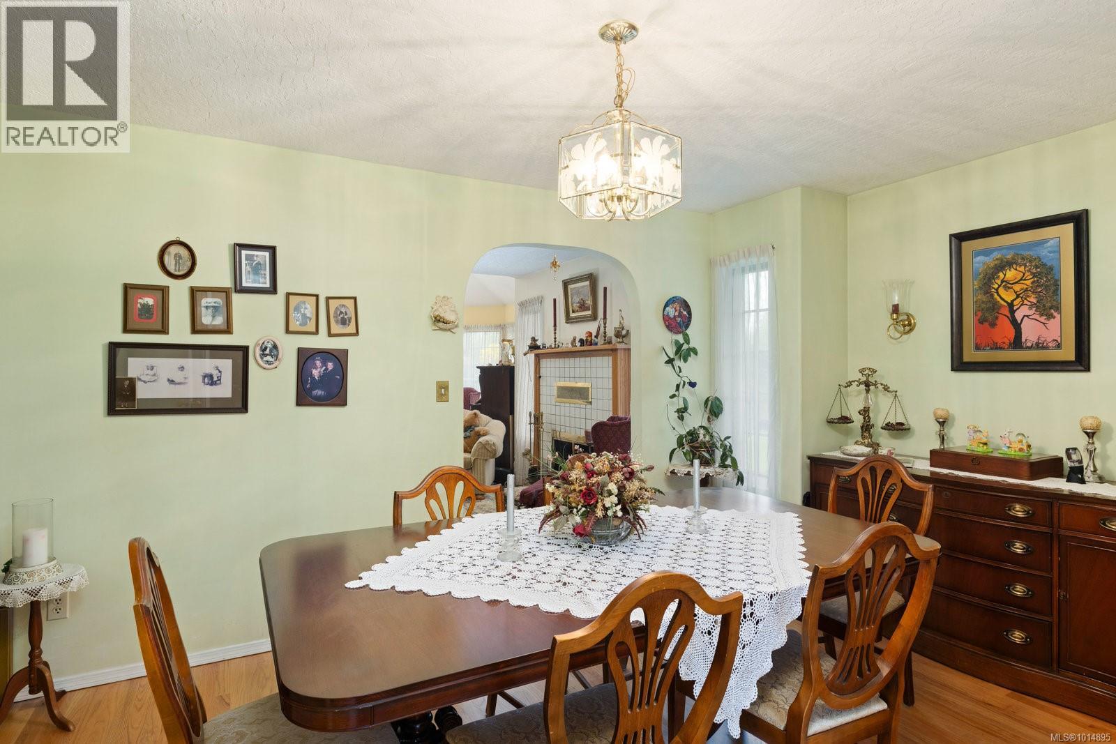  2832 Cadboro Bay Road, Oak Bay