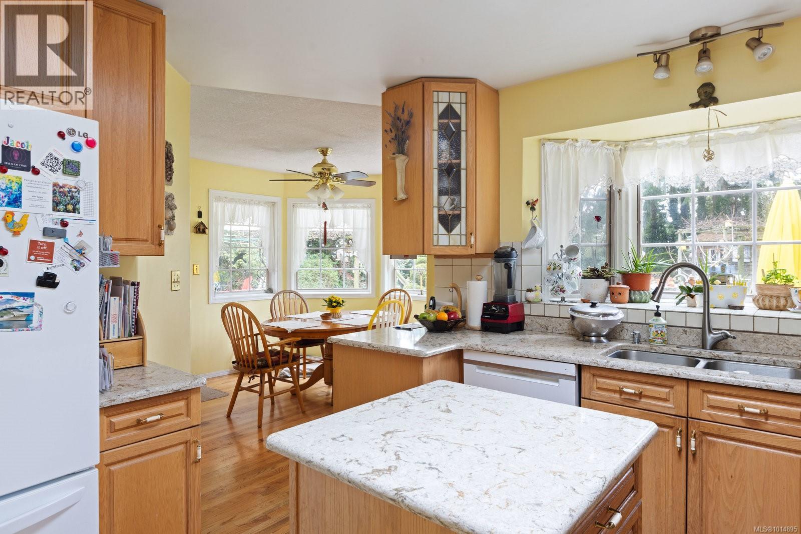  2832 Cadboro Bay Road, Oak Bay