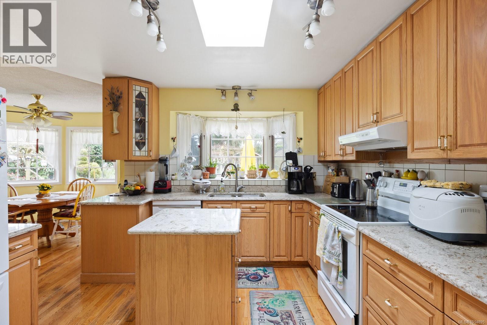  2832 Cadboro Bay Road, Oak Bay