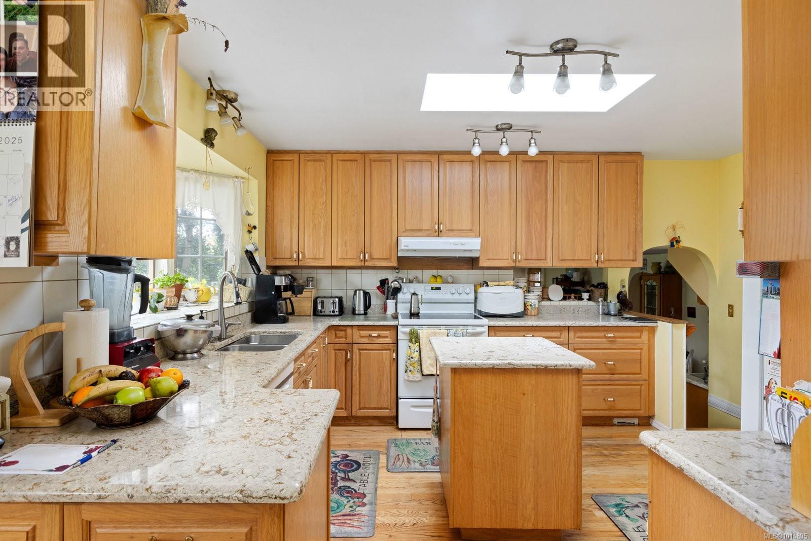  2832 Cadboro Bay Road, Oak Bay