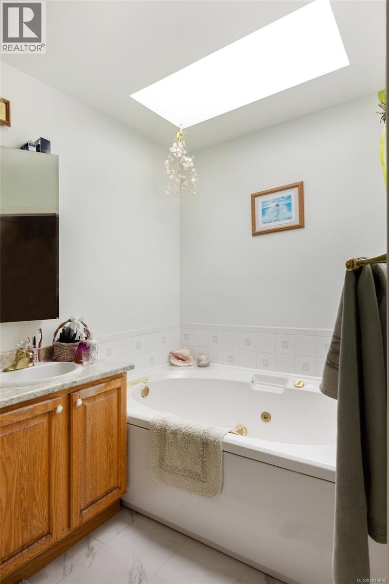  2832 Cadboro Bay Road, Oak Bay
