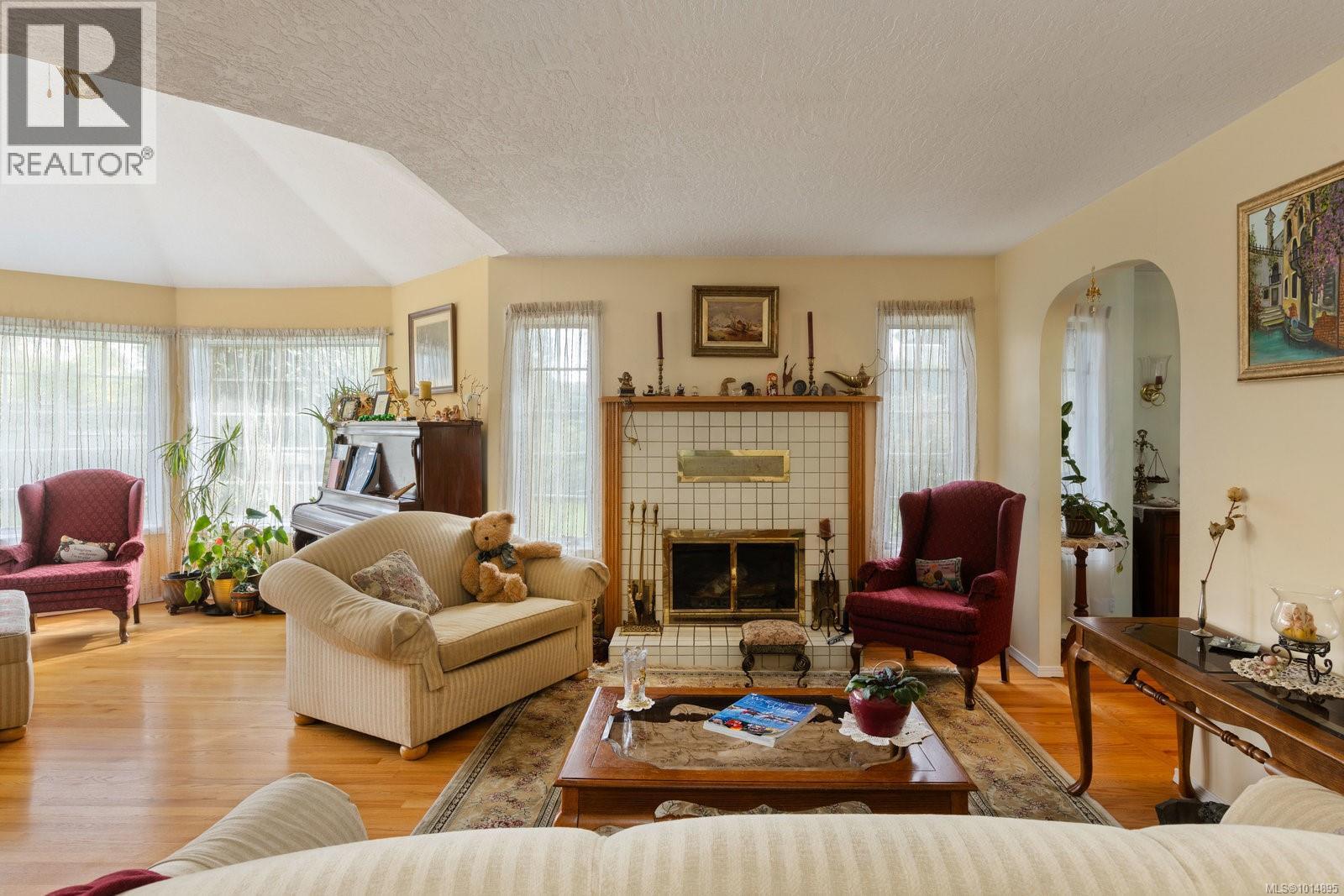  2832 Cadboro Bay Road, Oak Bay