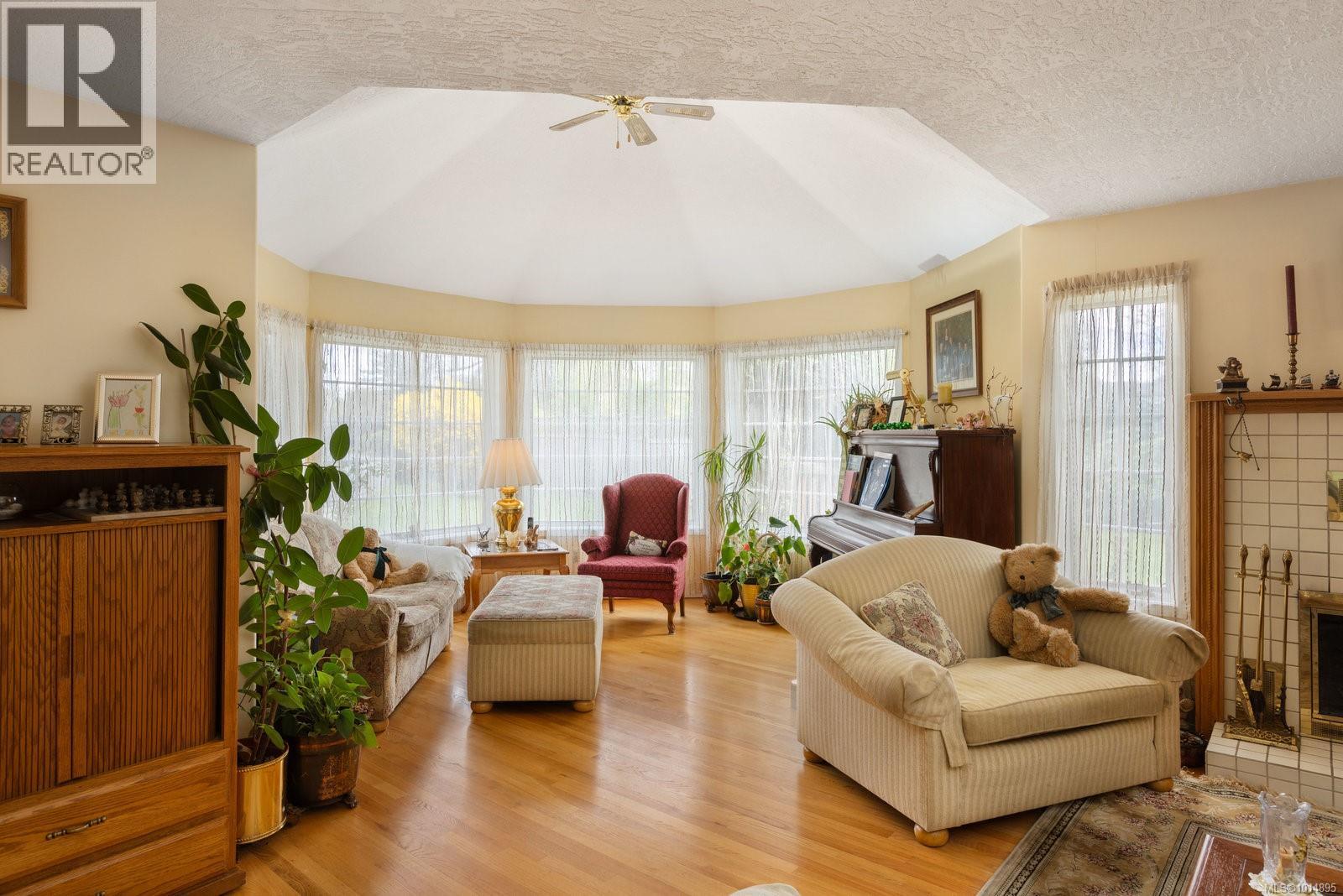  2832 Cadboro Bay Road, Oak Bay