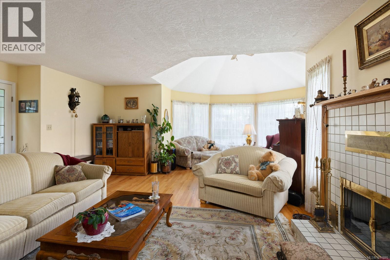  2832 Cadboro Bay Road, Oak Bay