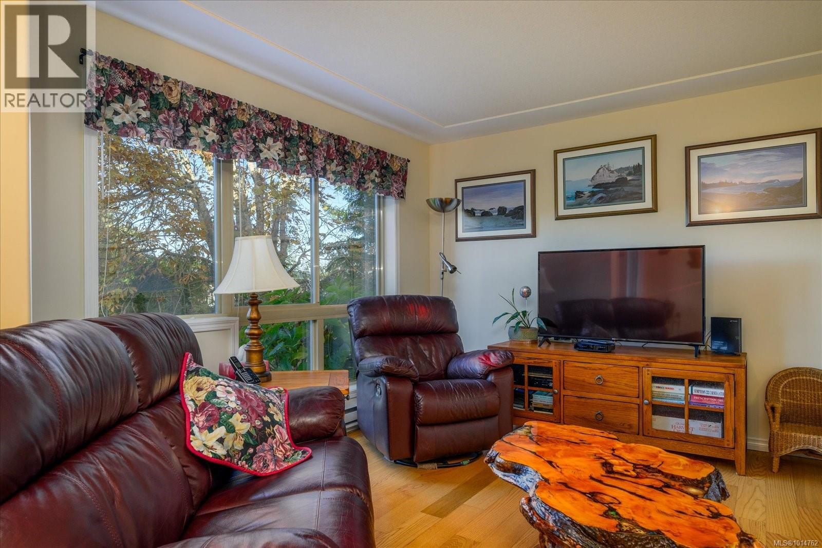 106 335 Hirst Ave W, Parksville