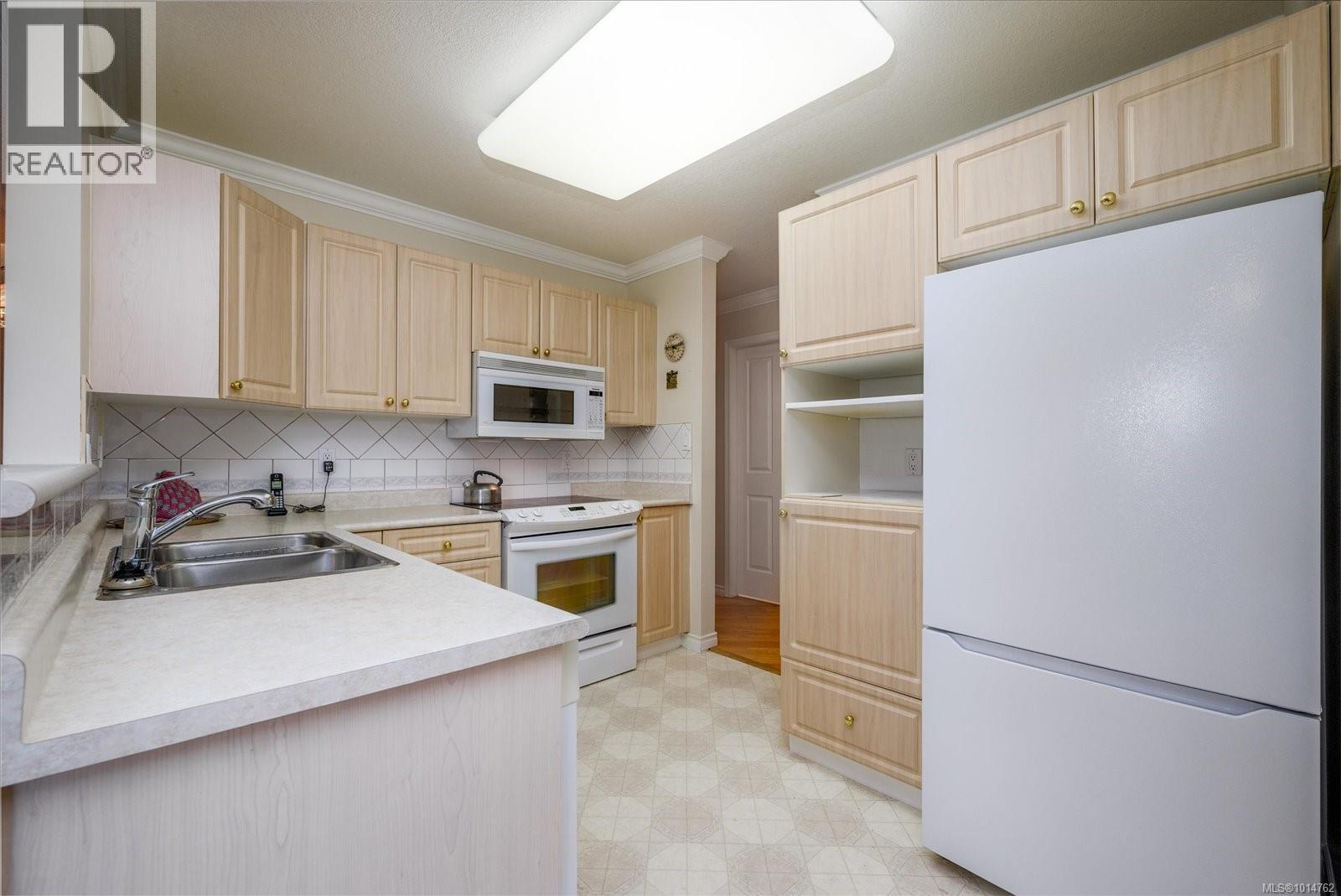 106 335 Hirst Ave W, Parksville