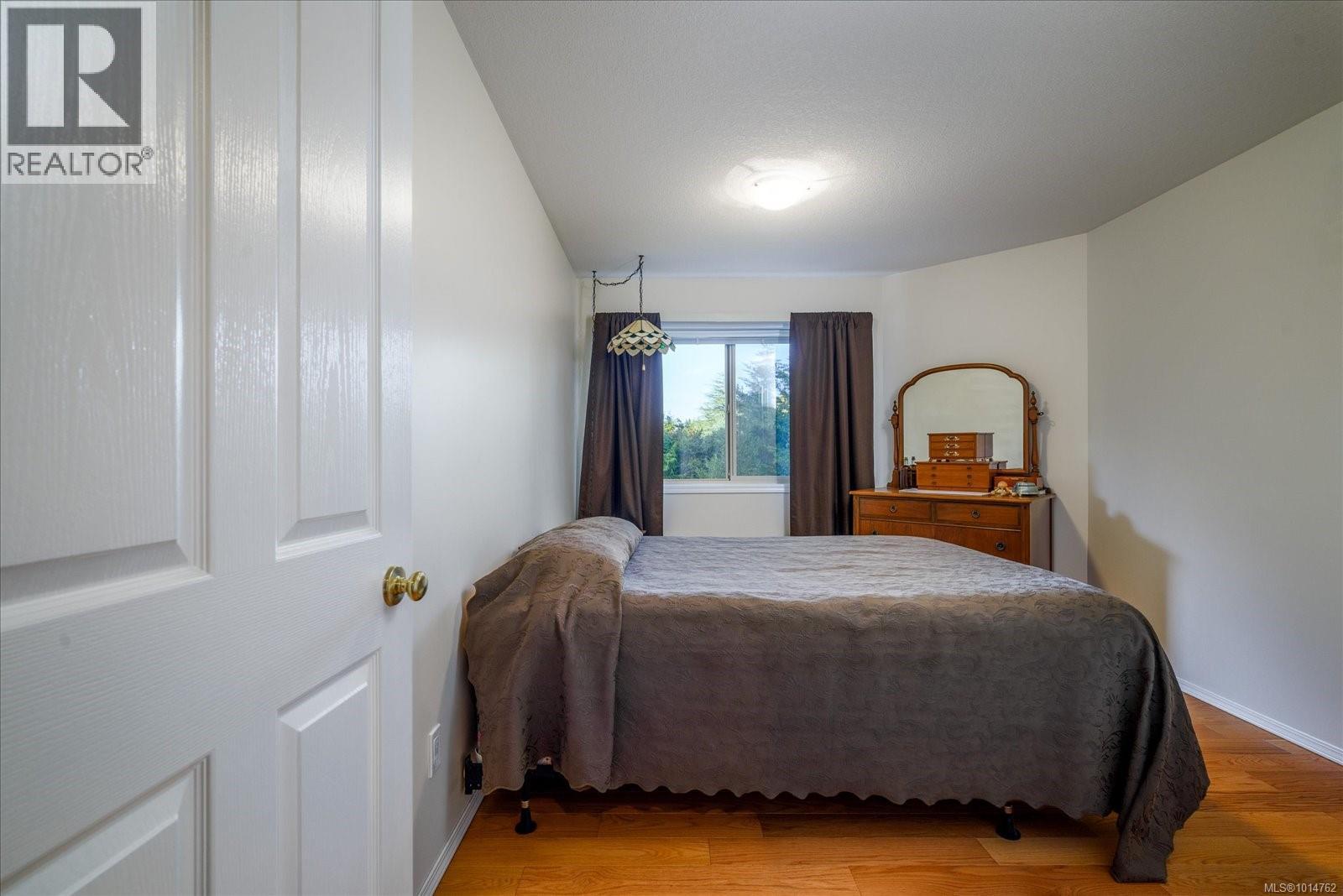 106 335 Hirst Ave W, Parksville