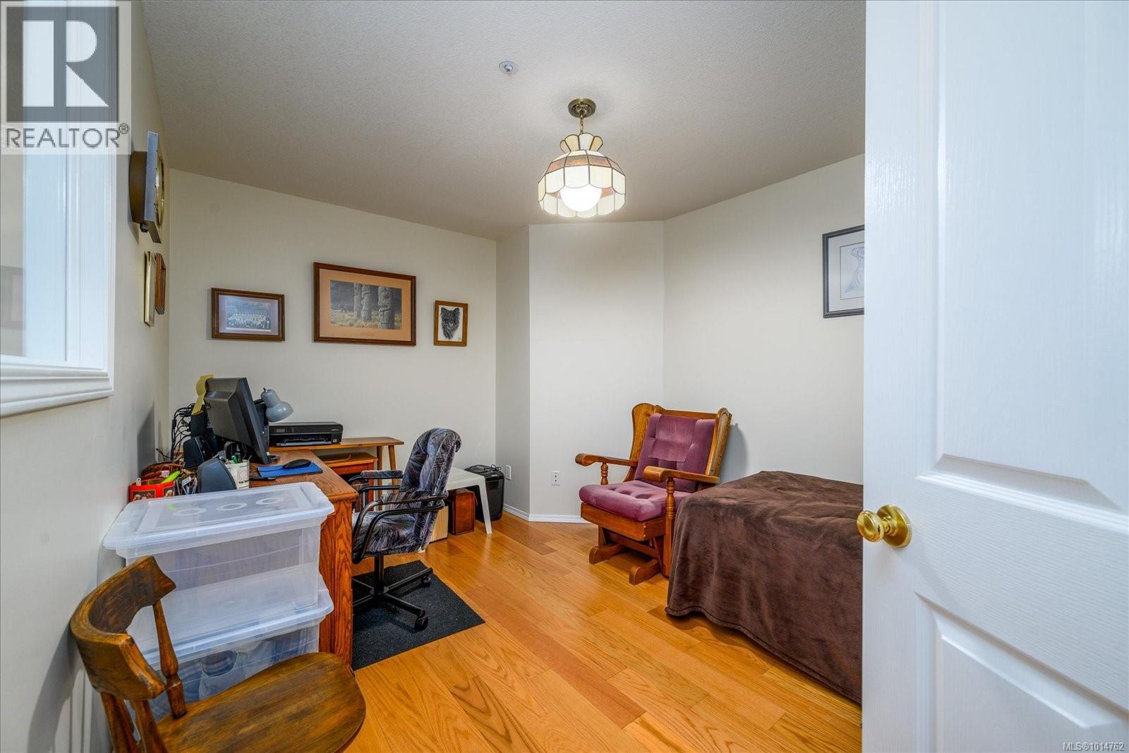 106 335 Hirst Ave W, Parksville