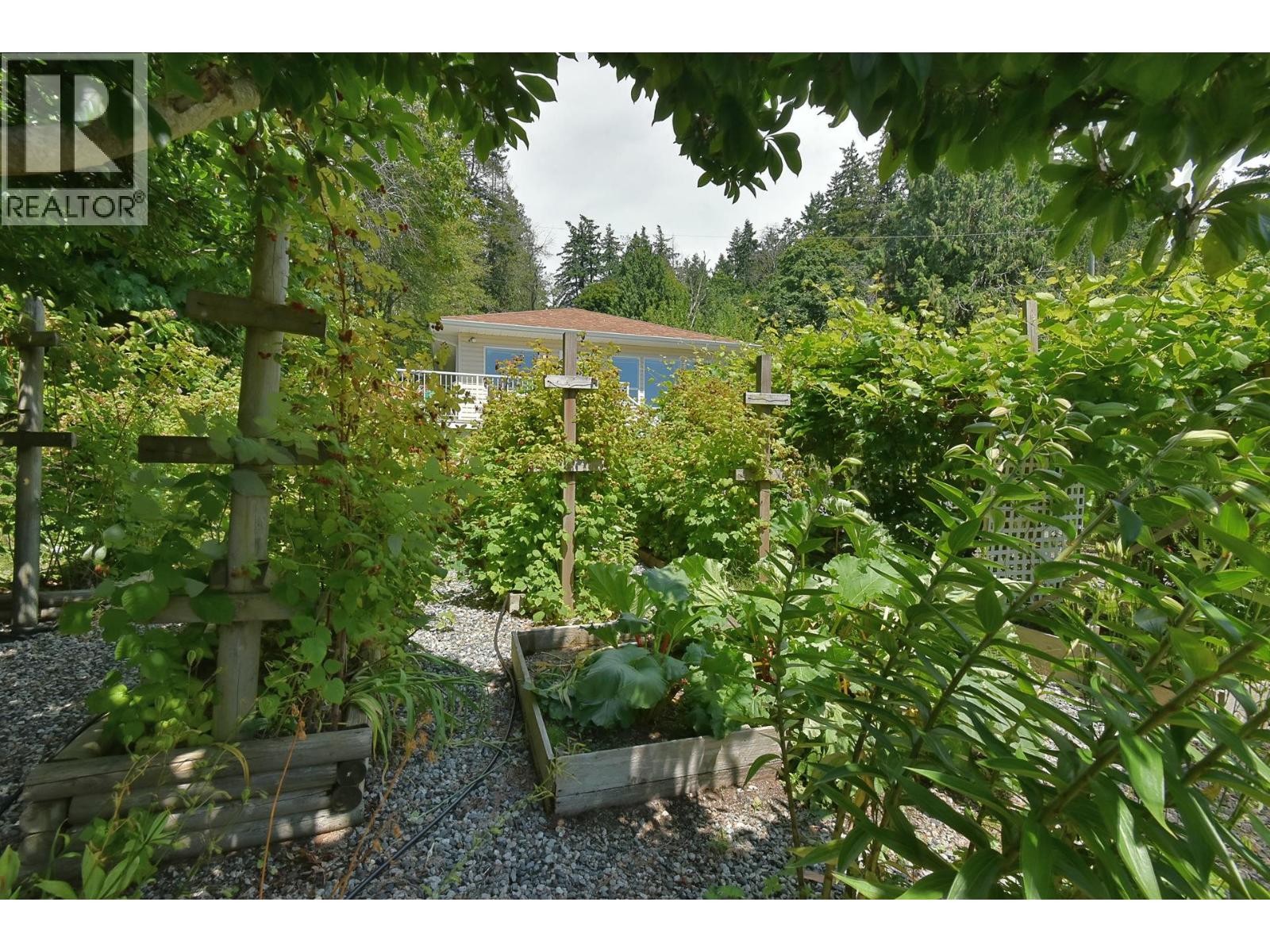 2755-2757 LOWER ROAD, Roberts Creek