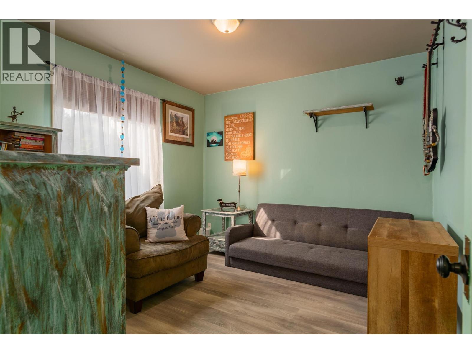936 Thackeray Street, Warfield