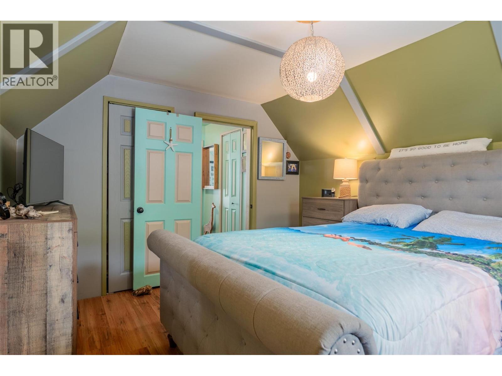 936 Thackeray Street, Warfield