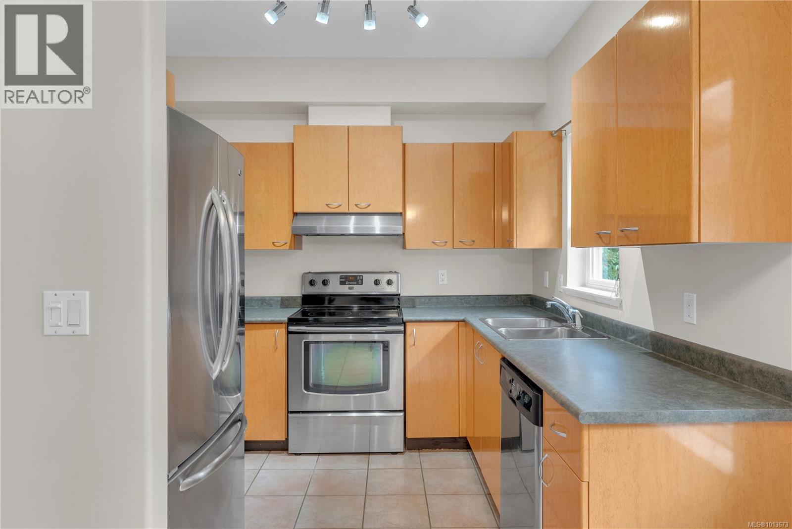 2260 Kinross Ave, Oak Bay
